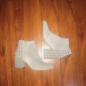 SOLD NWOT Steve Madden taupe boots